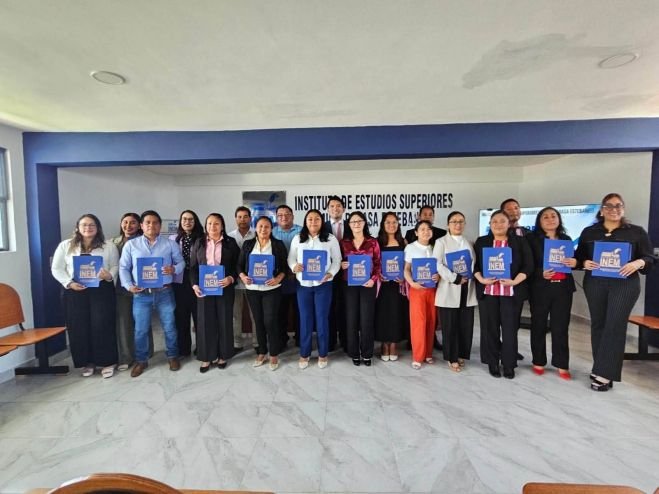 Realizan toma de protesta de 33 profesionistas en el INEM