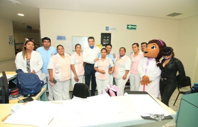 En el D&iacute;a del Ni&ntilde;o, visita Rutilio Escand&oacute;n a pacientes del Hospital Pedi&aacute;trico