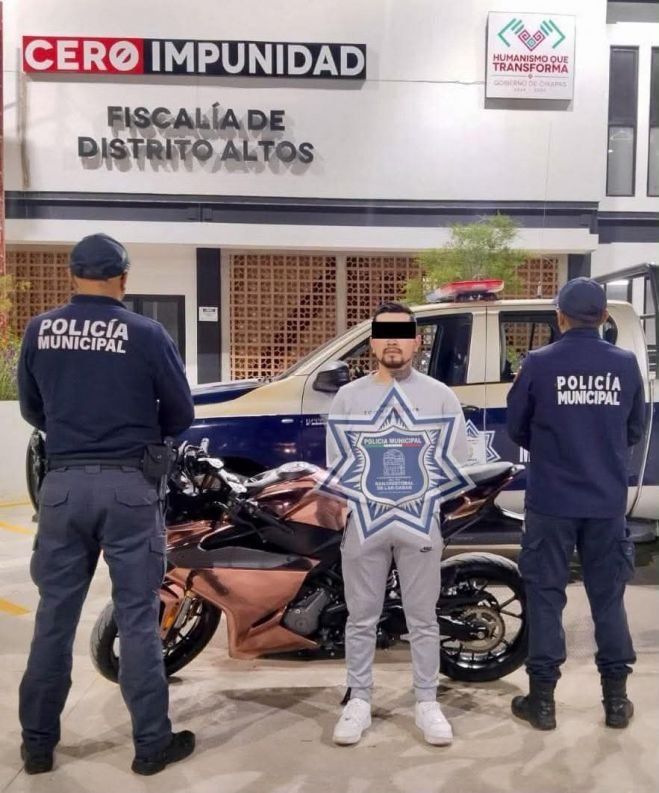 Asegura Policía Municipal motocicleta con reporte de robo internacional y detiene a un hombre