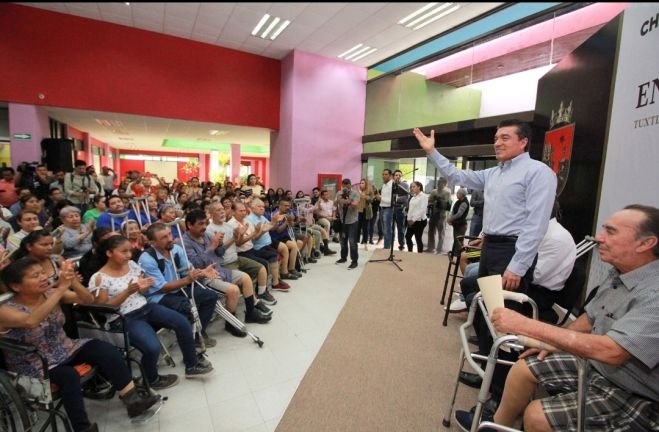 Gobierno de Rutilio Escandón cumple con la entrega de prótesis a personas con discapacidad