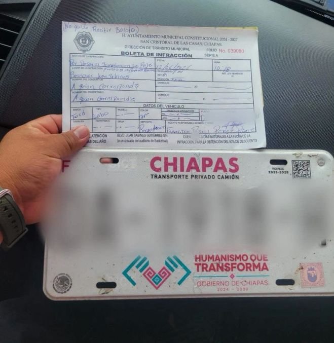Conductor es infraccionado por ignorar sem&aacute;foro en rojo y protagoniza incidente con agentes de Tr&aacute;nsito
