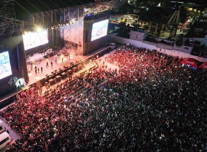 Más de 40 mil asistentes al concierto de Gabito Ballesteros corean sus canciones
