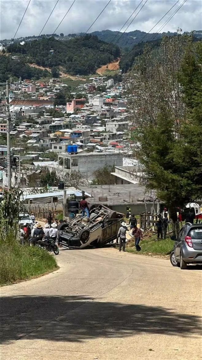 Camioneta vuelca rumbo al pante&oacute;n de Chamula
