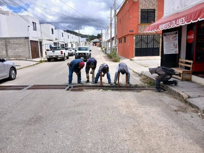 Atienden rejillas pluviales en distintos puntos de San Cristóbal