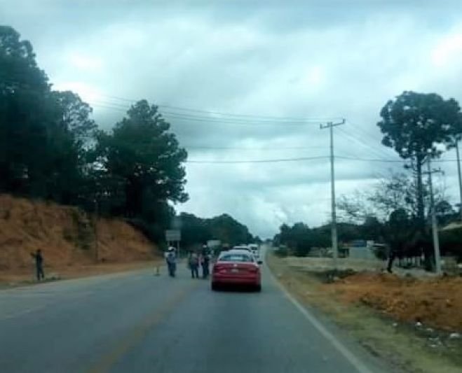 Bloquean para pedir dinero y apoyar a dos personas accidentadas