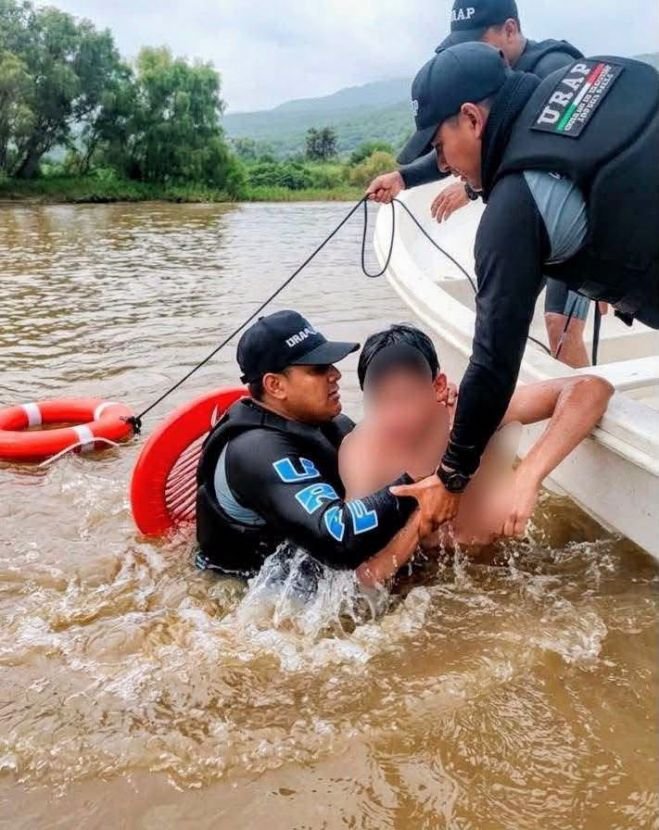 Elementos de la URAP evitaron que dos j&oacute;venes fueran arrastrados por la corriente en Chiapa de Corzo.