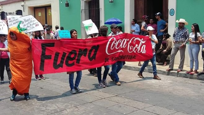 Ambientalistas participan en el desfile de carros alegóricos para exigir alto al ecocidio