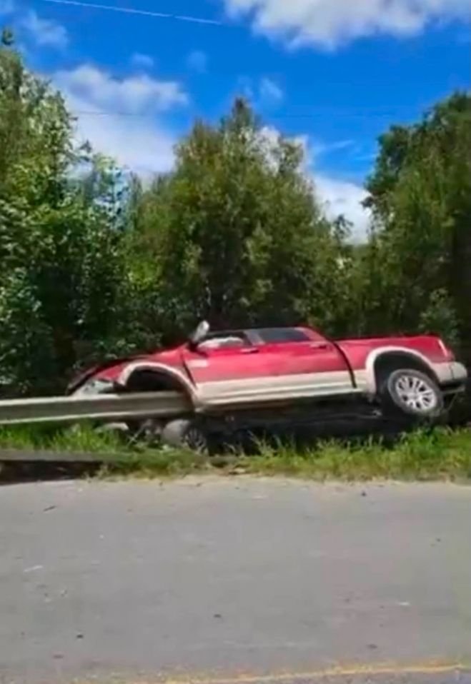 Camioneta se incrusta contra barra de contenci&oacute;n en libramiento de Comit&aacute;n