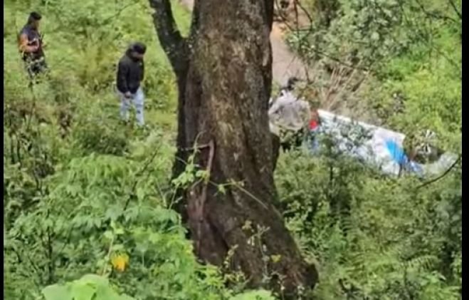 Volcadura de taxi deja tres lesionados en Cruztón