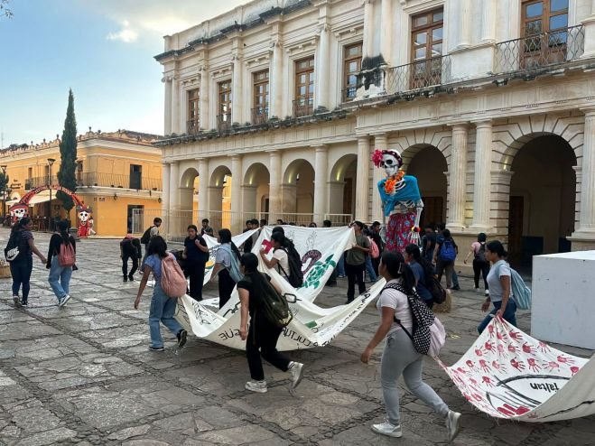Alrededor de 200 normalistas de la Jacinto Canek participaron en una movilización para exigir justicia por el caso Ayotzinapa.