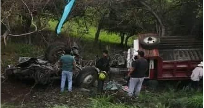 Mueren 4 maestros en aparatoso accidente en COMALAPA
