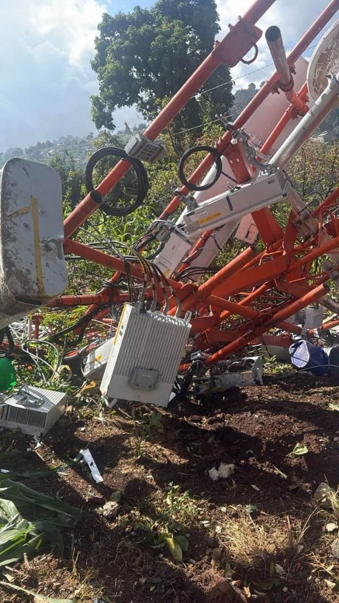 Vientos fuertes derriban antena y da&ntilde;an viviendas en Zinacant&aacute;n
