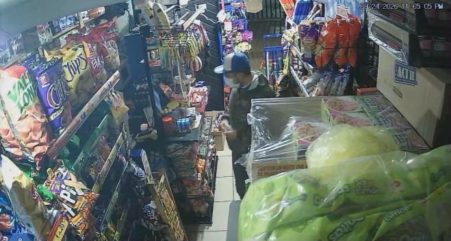 A punta de amenazas, asaltan tienda