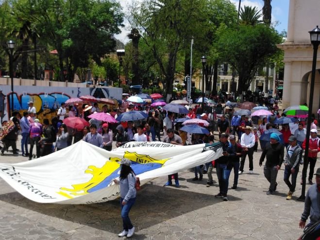 Marchan para exigir se esclarezca la desaparición de los normalistas de Ayotzinapa