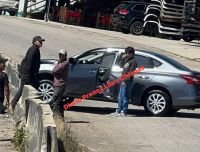 Conductor se impacta contra muro de contenci&oacute;n en Chamula