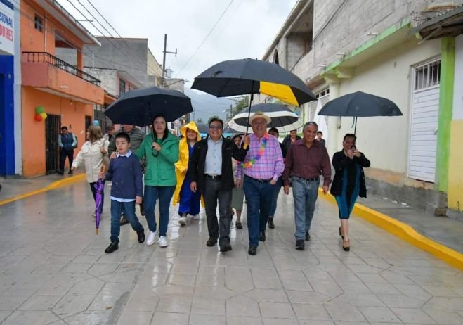 Estamos dando continuidad a la transformación y desarrollo de nuestro municipio, la ejecución de esta obra pública realza el entorno de los habitantes de la calle Orquídeas.