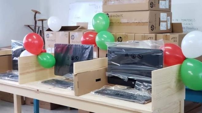 ENTREGAN EQUIPOS DE CÓMPUTOS E INAUGURAN AULAS EN CHAMULA
