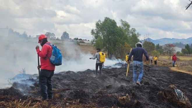 Sofocan incendio en humedal de la colonia 5 de Marzo 