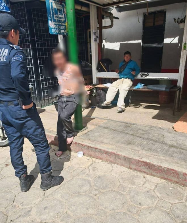 Amarran a presunto ladrón en mercado de San Cristóbal