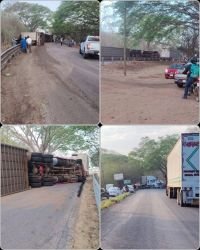 Tr&aacute;iler bloquea carretera en tramo Venustiano Carranza&ndash;La Angostura 