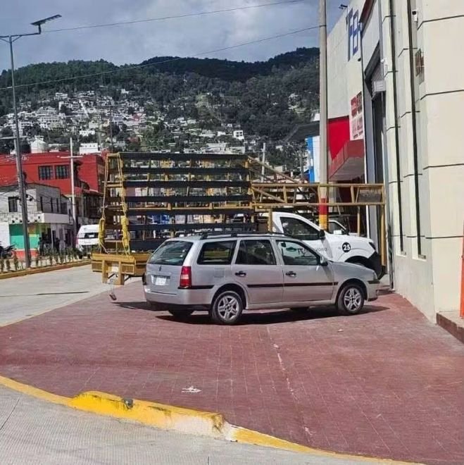 Banquetas recién construidas son usadas como estacionamiento en zona norte