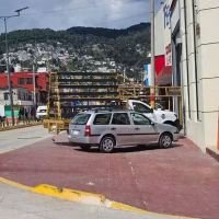 Banquetas reci&eacute;n construidas son usadas como estacionamiento en zona norte