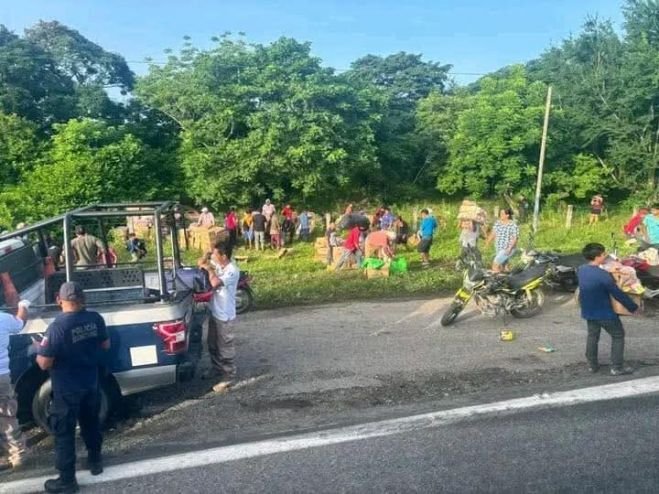 Rapiña de leche Nido tras volcadura de tráiler en la carretera Tonalá–Pijijiapan