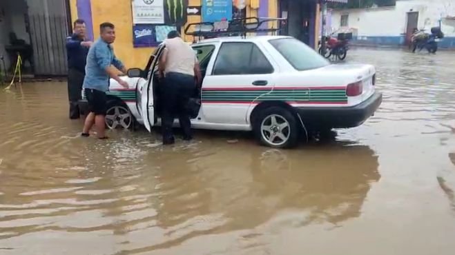 Policías de Tránsito Auxilian a Ciudadano Atrapado en Alcantarilla Abierta en San Cristóbal de las Casas