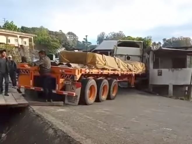 Un tr&aacute;iler pierde los frenos y deja da&ntilde;os materiales en Oxchuc