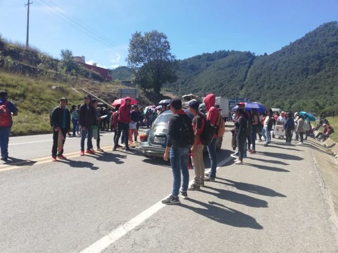 Uniformados impiden volanteo-boteo de normalistas en la carretera de cuota