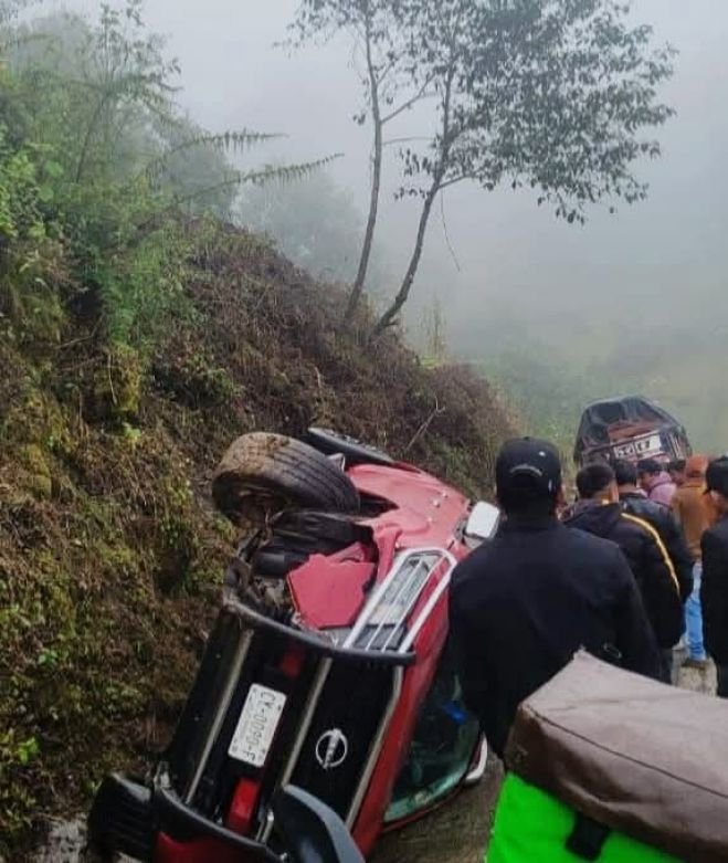 Vehículo vuelca en Ya'alhichin, Chamula 