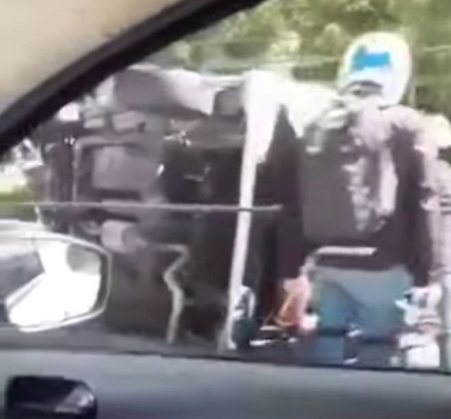 CHOCA Y VUELCA AMBULANCIA CUANDO SE DIRIGÍA A UN RESCATE 