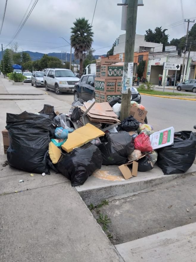 Vecinos de F&aacute;tima denuncian a personal de la CFE de tirar  basura en las calles