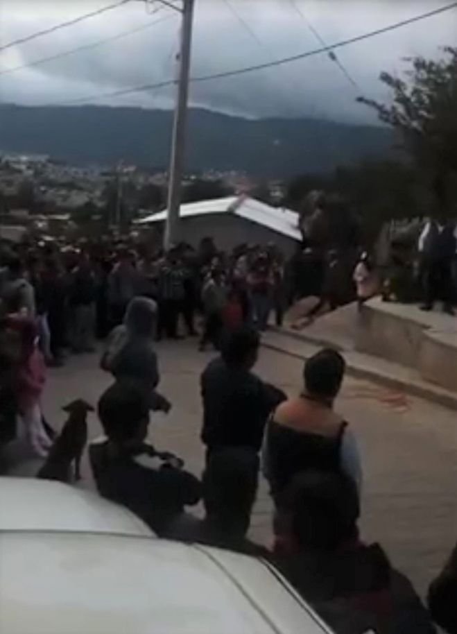 CON PALOS Y PIEDRAS HABITANTES SE ORGANIZAN PARA QUE NO FUMIGUEN