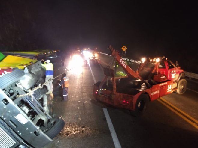 Un menor de edad lesionado deja volcadura en la carretera de cuota SC-Tuxtla