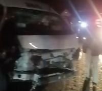 Fuerte accidente entre Urvan y veh&iacute;culo particular deja dos lesionados