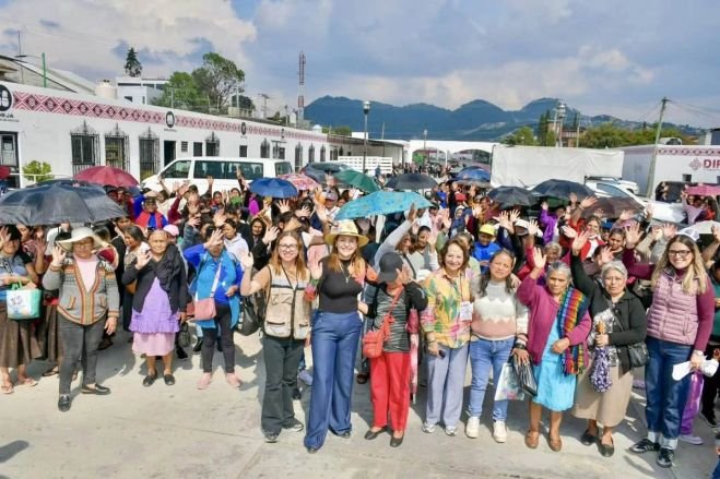 Ayuntamiento y DIF Municipal entregan tambos para la captaci&oacute;n de agua pluvial en San Crist&oacute;bal