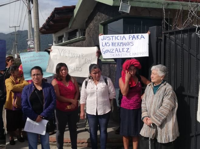 Hermanas agredidas por militares se manifiestan afuera de las instalaciones de la guarnici&oacute;n en SC