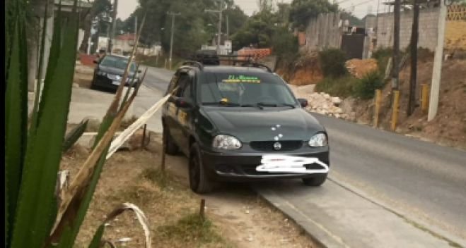 Denuncian a automovilistas por estacionarse en banquetas