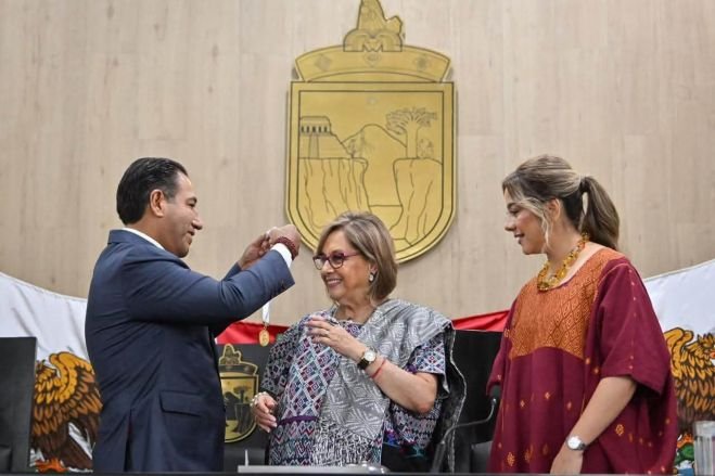 Gobernador Eduardo Ram&iacute;rez Aguilar impone medalla &ldquo;Rosario Castellanos&rdquo; a Mal&uacute; M&iacute;cher