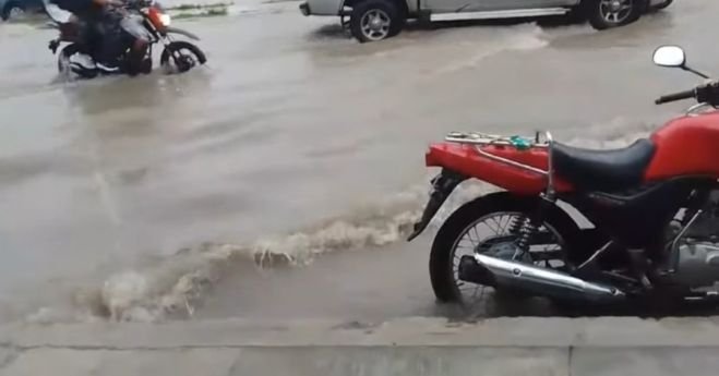Fuertes lluvias colapsan drenajes, inundan calles y dejan vehículos varados 