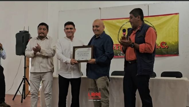 Reconocen trayectoria periodística de Félix Camas Vera