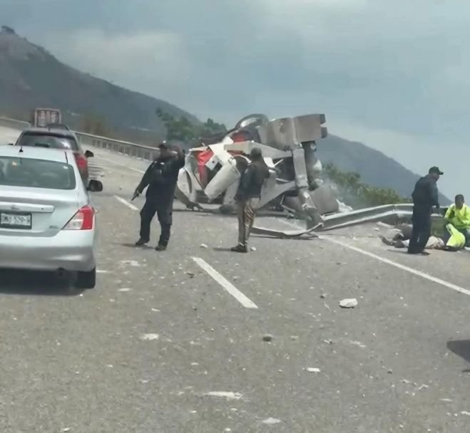 Accidente en la v&iacute;a de cuota San Crist&oacute;bal&ndash;Tuxtla deja dos lesionados