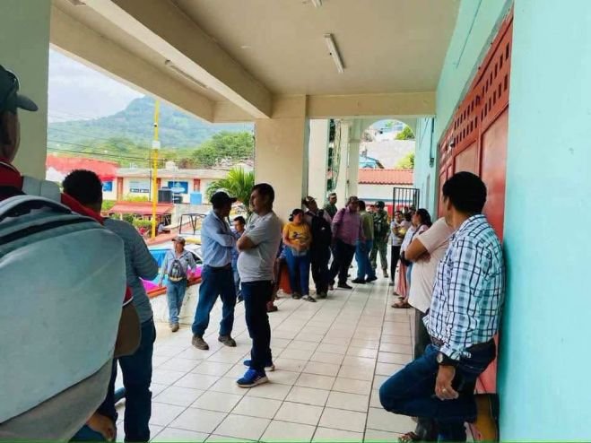 Habitantes bloquean Presidencia Municipal de Copainalá