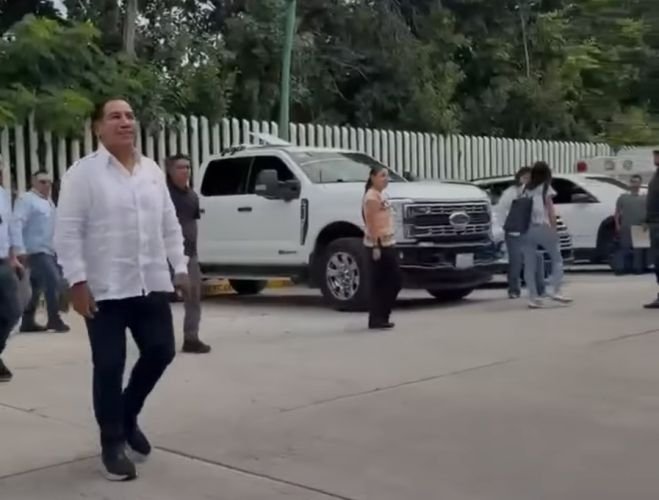 Eduardo Ram&iacute;rez fortalece la atenci&oacute;n m&eacute;dica del Isstech con la entrega de ambulancias