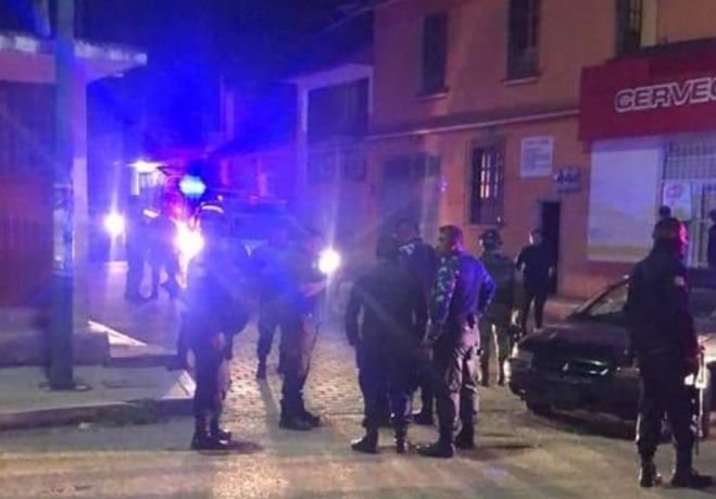 Sujetos agreden a elementos de la Policía Municipal en San Cristóbal de Las Casas