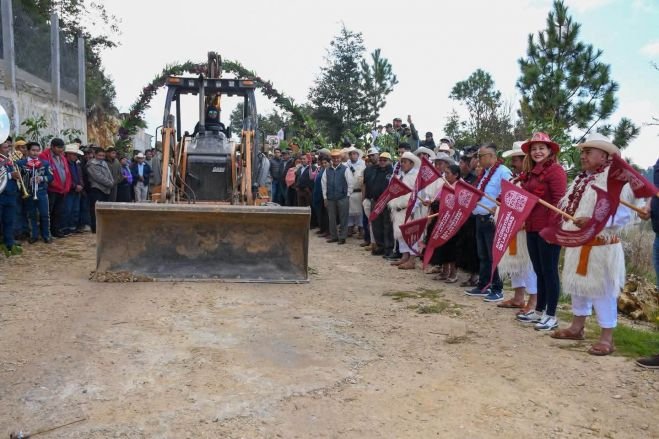 Fabiola Ricci inicia segunda etapa de pavimentaci&oacute;n del perif&eacute;rico de Predio Santiago