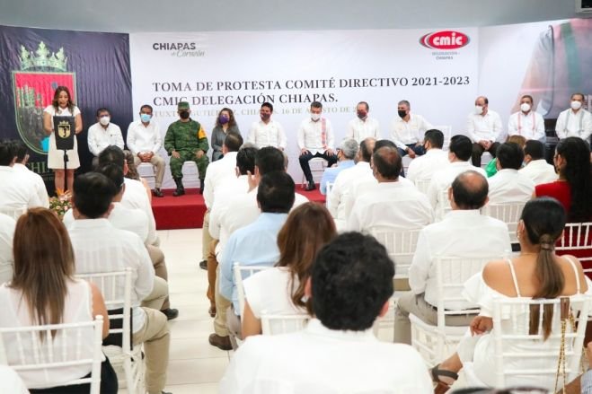 Asiste Rutilio Escandón a toma de protesta del nuevo Comité Directivo de la CMIC Chiapas