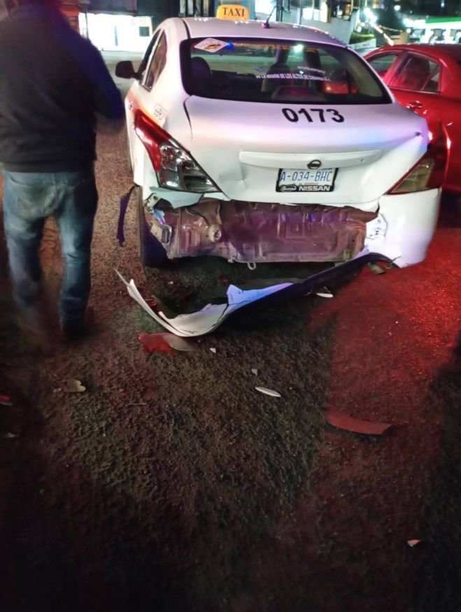 Taxista choca y abandona su unidad en San Crist&oacute;bal