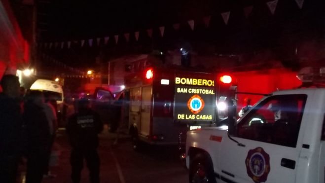 Rescatan a persona en incendio de una casa habitación en los Pinos